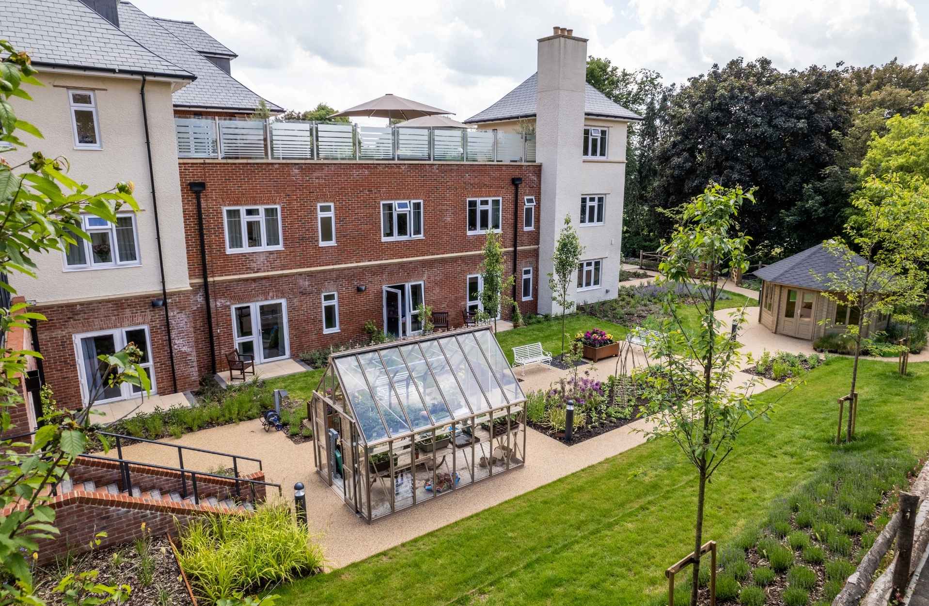 Exterior and garden at Braemar Lodge