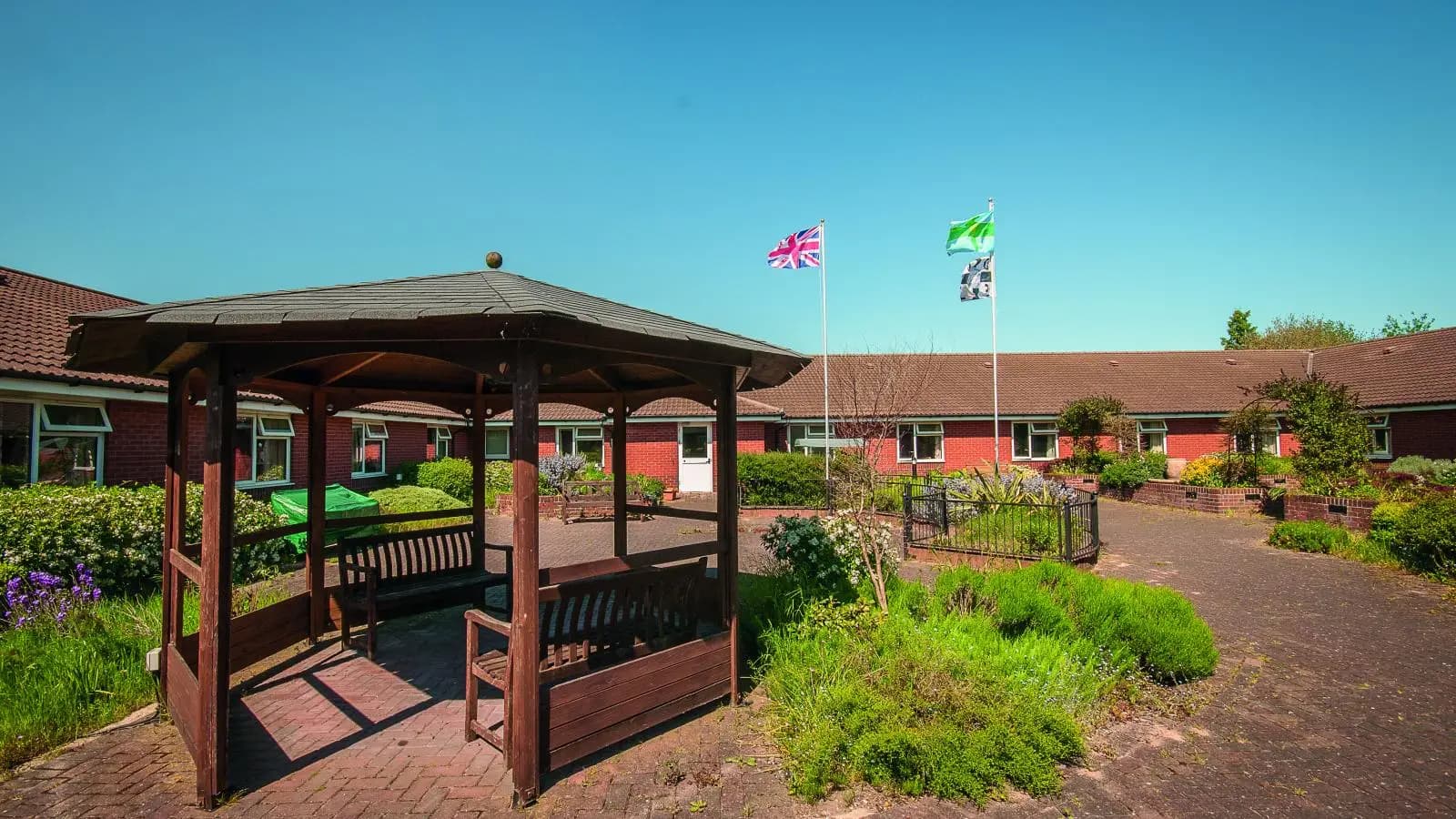 Garden and gazebo at Maple Leaf House