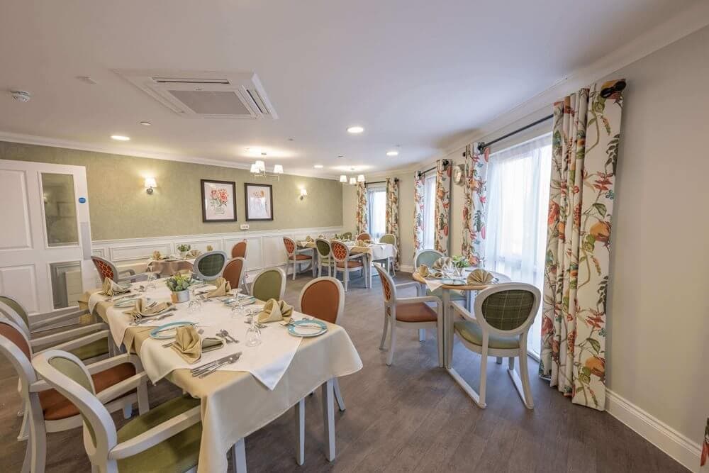 Dining room at Oxbow Manor