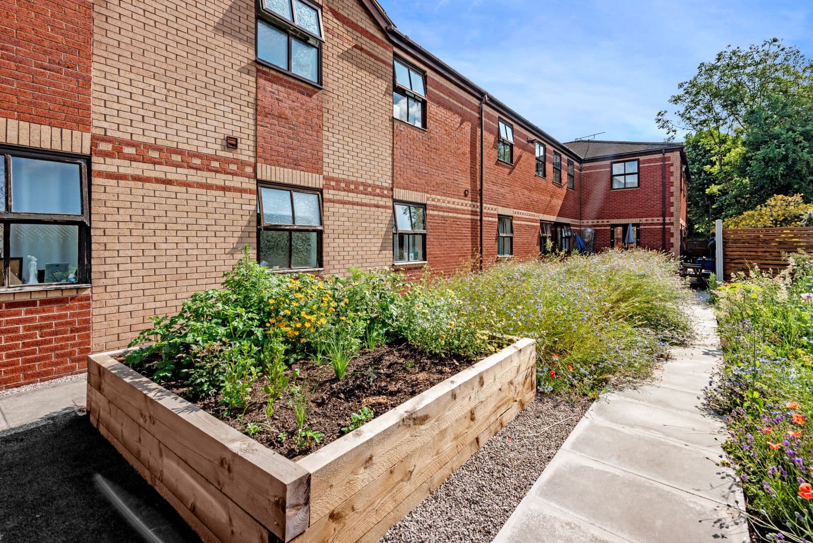 Exterior and garden at Paisley Lodge