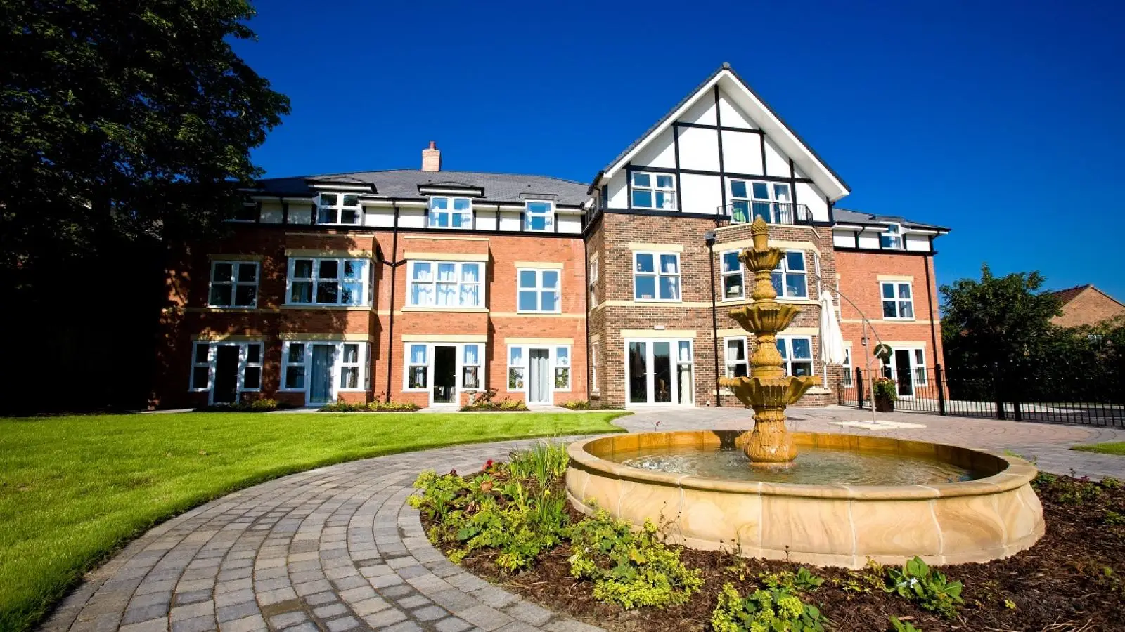 Exterior and grounds at Reuben Manor