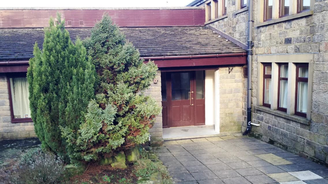Exterior and courtyard at Three Sisters